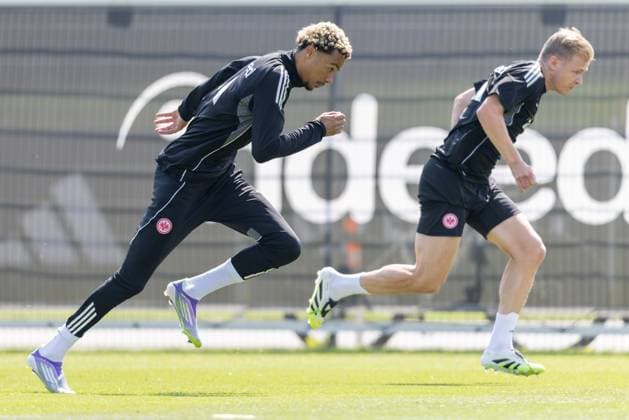 Training Eintracht Frankfurt Hugo Ekitike Eintracht Frankfurt, 11 sprints, right in the background Jonathan Burkardt, Jonny Burkardt Eintracht Frankfurt, 9 Training of Eintracht Frankfurt on July 18, 2025 at Deutsche Bank Park in Frankfurt am Main , Frankfurt am Main Hessen Germany Deutsche Bank Park