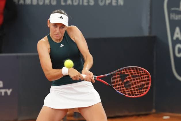 GER, Hamburg, xFSx, ATP250 Womens Tennis Tournament , MSC Hamburg Ladies Open 2025 , Quarterfinals ,17 07 2025 v l Kaja Juvan SLO plays a backhand Copyright: HMBxMedia FernandoxSoares