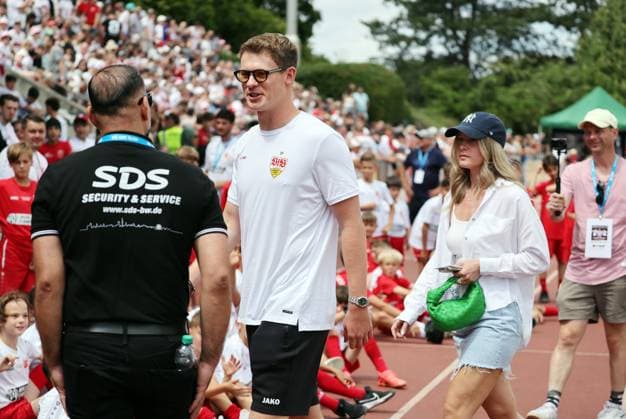 12.07.25 SV Fellbach - VfB Stuttgart Deutschland, Stuttgart, 12.07.2025, Fussball, Bundesliga, Testspiel, SV Fellbach - VfB Stuttgart: Alexander Nübel (VfB Stuttgart) mit Freundin Eileen. *** 12 07 25 SV Fellbach VfB Stuttgart Germany, Stuttgart, 12 07 2025, Soccer, Bundesliga, Test match, SV Fellbach VfB Stuttgart Alexander Nübel VfB Stuttgart with girlfriend Eileen