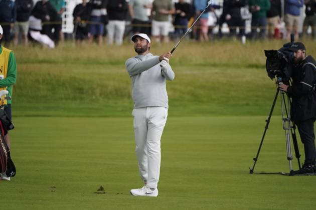 The 153rd Open Championship 2025 Scottie Scheffler In action on the 1st hole the 2nd day TheÊ153rd Open Championship, Royal Portrush Golf Club (Dunluce Links) in Portrush, County Antrim, Northern Ireland, from Thursday, 17 July to Sunday, 20 July 2025. Copyright: xMarkxNewcombex