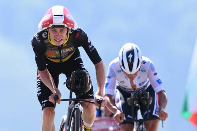 Tour de France 2025 Stage 13 PEYRAGUDES, FRANCE - JULY 18 : Evenepoel Remco (BEL) of Soudal - Quick Step, Vingegaard Jonas (DEN) of Team Visma - Lease a Bike at the finish line during stage 13 of the 112th edition of Tour de France an UCI World Tour 2.UWT Individual Time Trial stage for Men Elite of 11 km with start in Loudenvielle and finish in Peyragudes on July 18, 2025 in Peyragudes, France, 18 07 2025 ( Motordriver Kenny Verfaillie - Peyragudes France  Copyright: xVincentxKalutx