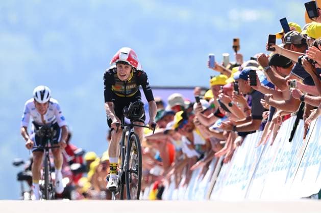 Tour de France 2025 Stage 13 PEYRAGUDES, FRANCE - JULY 18 : Evenepoel Remco (BEL) of Soudal - Quick Step, Vingegaard Jonas (DEN) of Team Visma - Lease a Bike at the finish line during stage 13 of the 112th edition of Tour de France an UCI World Tour 2.UWT Individual Time Trial stage for Men Elite of 11 km with start in Loudenvielle and finish in Peyragudes on July 18, 2025 in Peyragudes, France, 18 07 2025 ( Motordriver Kenny Verfaillie - Peyragudes France  Copyright: xVincentxKalutx