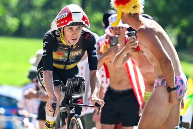 Tour de France 2025 Stage 13 PEYRAGUDES, FRANCE - JULY 18 :Vingegaard Jonas (DEN) of Team Visma - Lease a Bike in action during stage 13 of the 112th edition of Tour de France an UCI World Tour 2.UWT Individual Time Trial stage for Men Elite of 11 km with start in Loudenvielle and finish in Peyragudes on July 18, 2025 in Peyragudes, France, 18 07 2025 ( Motordriver Kenny Verfaillie - Peyragudes France  Copyright: xJanxDexMeuleneirx