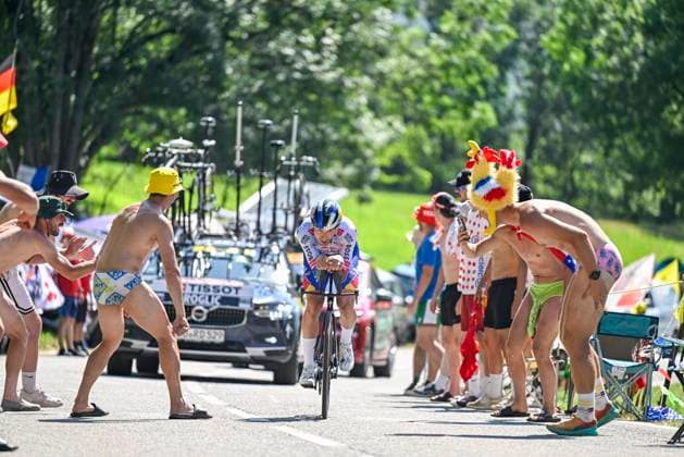 Tour de France 2025 Stage 13 PEYRAGUDES, FRANCE - JULY 18 : Roglic Primoz (SLO) of Red Bull BORA - Hansgrohe in action during stage 13 of the 112th edition of Tour de France an UCI World Tour 2.UWT Individual Time Trial stage for Men Elite of 11 km with start in Loudenvielle and finish in Peyragudes on July 18, 2025 in Peyragudes, France, 18 07 2025 ( Motordriver Kenny Verfaillie - Peyragudes France  Copyright: xJanxDexMeuleneirx
