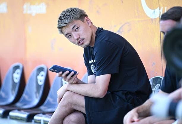 Soccer 1 Bundesliga 2025 2026 Test match 18 07 2025 SCR Altach SC Freiburg Ritsu Doan SC Freiburg with cell phone on the bench before the match