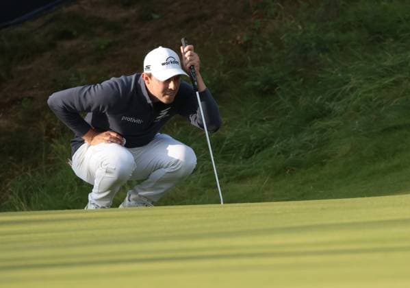 England s Matt Fitzpatrick lines up a putt on the eighteenth green during the Second round at the 153rd Open Championship at Royal Portrush Golf Club in Portrush, Northern Ireland on Friday, July 18, 2025. Fitzpatrick is joint leader with American Scottie Scheffler on nine under par.  LON20250718120 HUGOxPHILPOTT