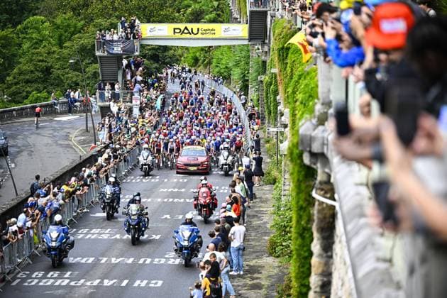 The peloton pictured underneath the Pau banner at the start of stage 14 of the 2025 Tour de France cycling race, from Pau to Luchon-Superbagneres (183 km), on Saturday 19 July 2025 in France. The 112th edition of the Tour de France starts on Saturday 5 July in Lille, France, and will finish in Paris, France on the 27th of July. JASPERxJACOBS  x129556425x