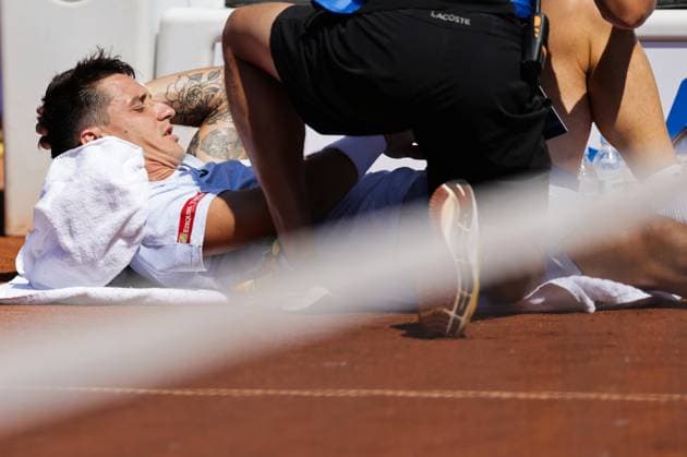 BASTAD, SWEDEN 20250719 Camilo Ugo Carabelli, Argentina, receives medical treatment during Saturdays semifinal between Camilo Ugo Carabelli, Argentina, and Jesper de Jong, the Netherlands, in the mens doubles at the Nordea Open tennis tournament in Bastad BASTAD SWEDEN x9200x  Copyright: xBjörnxLarssonxRosvall TTx NORDEA OPEN 2025