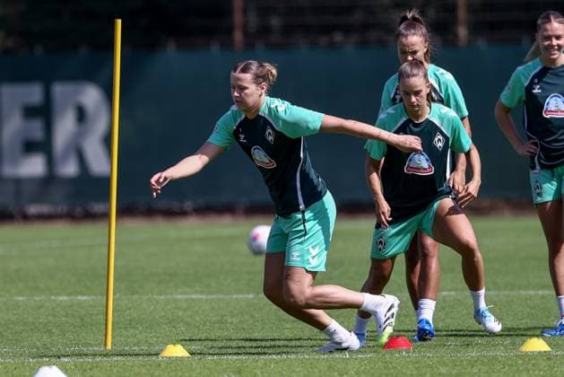 from left Larissa Mühlhaus SV Werder Bremen, 7 and Tuana Mahmoud SV Werder Bremen, 10 during a training exercise, 19 07 2025, Bremen Germany , Soccer, Google Pixel Women Bundesliga, Training SV Werder Bremen xobx