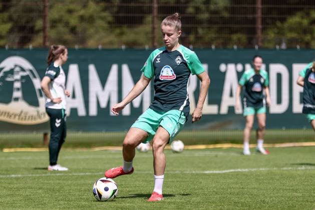 Michelle Ulbrich SV Werder Bremen, 5 during a training exercise, 19 07 2025, Bremen Germany , Soccer, Google Pixel Women Bundesliga, Training SV Werder Bremen xobx