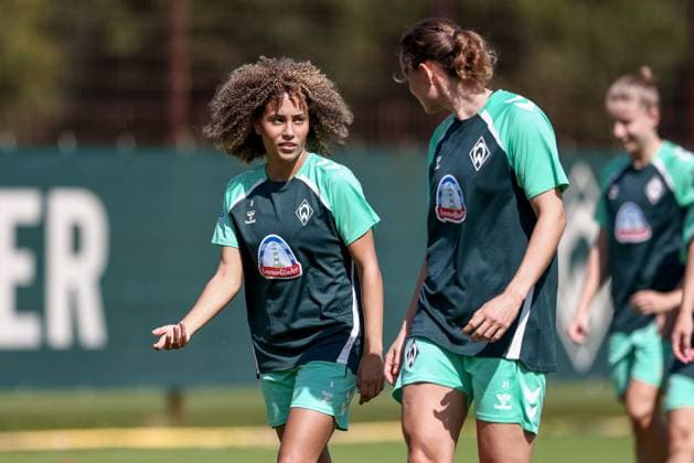 v li Amira Arfaoui SV Werder Bremen, 8 in conversation with Verena Wieder SV Werder Bremen, 31 , 19 07 2025, Bremen Germany , Football, Google Pixel Womens Bundesliga, Training SV Werder Bremen xobx