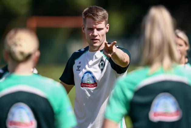 Björn Bremermann Co Coach, SV Werder Bremen gives instructions, gestures, gesticulates with arms, 19 07 2025, Bremen Germany , Football, Google Pixel Women Bundesliga, Training SV Werder Bremen xobx
