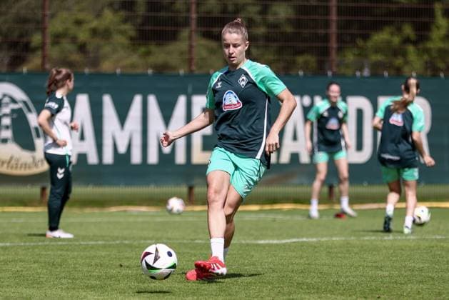 Michelle Ulbrich SV Werder Bremen, 5 during a training exercise, 19 07 2025, Bremen Germany , Soccer, Google Pixel Women Bundesliga, Training SV Werder Bremen xobx