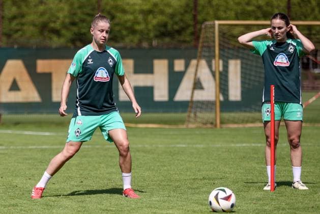 from left Michelle Ulbrich SV Werder Bremen, 5 and Michaela Brandenburg SV Werder Bremen, 14 during a training exercise, 19 07 2025, Bremen Germany , Soccer, Google Pixel Women Bundesliga, Training SV Werder Bremen xobx