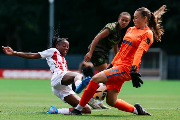 Test match 1 FC Köln OH Leuven 19 07 2025 Lydia Andrade 1 FC Köln, 17 in a duel with Juliette Demol OH Leuven Women, 12 during the test match 1 FC Köln OH Leuven Köln, Geißbockheim on 19 07 2025 Copyright: xBEAUTIFULxSPORTS Freisenx