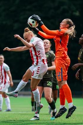 Test match 1 FC Köln OH Leuven 19 07 2025 Laura Vogt 1 FC Köln, 8 in a duel with Juliette Demol OH Leuven Women, 12 during the test match 1 FC Köln OH Leuven Köln, Geißbockheim on 19 07 2025 Copyright: xBEAUTIFULxSPORTS Freisenx
