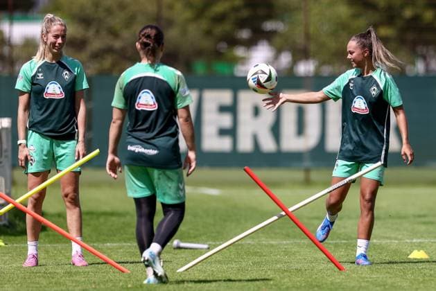 from left Sharon Beck SV Werder Bremen, 27 , Mariella El Sherif goalkeeper, goalkeeper, SV Werder Bremen, 1 and Maja Sternad SV Werder Bremen, 11 during a training exercise, soccer tennis, smiles, laughs, is happy, fun, joy, 19 07 2025, Bremen Germany , soccer, Google Pixel Women Bundesliga, training SV Werder Bremen xobx