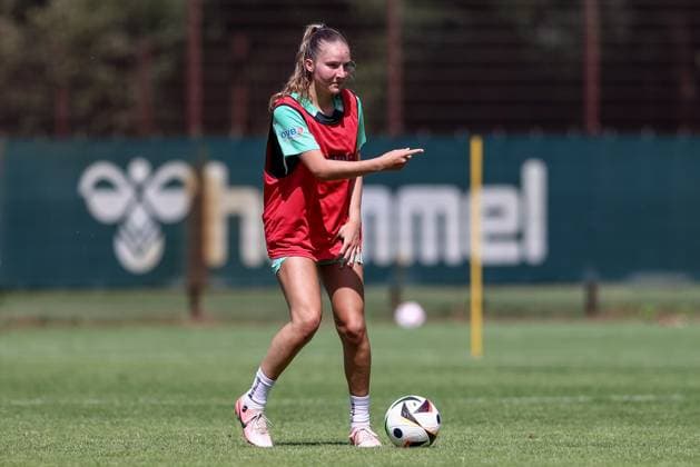 Lina Szaraz SV Werder Bremen, 25 during a training exercise, gives instructions, gestures, gestures with her arms, 19 07 2025, Bremen Germany , Football, Google Pixel Womens Bundesliga, Training SV Werder Bremen xobx