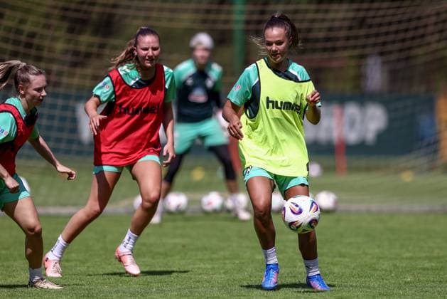 from left Michelle Weiß SV Werder Bremen, 15 and Maja Sternad SV Werder Bremen, 11 during a training exercise, 19 07 2025, Bremen Germany , Soccer, Google Pixel Women Bundesliga, Training SV Werder Bremen xobx