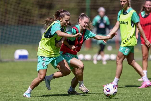 from left Tuana Mahmoud SV Werder Bremen, 10 and Michelle Weiß SV Werder Bremen, 15 during a training exercise, 19 07 2025, Bremen Germany , Soccer, Google Pixel Women Bundesliga, Training SV Werder Bremen xobx