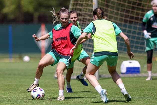 from left Michelle Weiß SV Werder Bremen, 15 and Reena Wichmann SV Werder Bremen, 6 during a training exercise, 19 07 2025, Bremen Germany , Soccer, Google Pixel Women Bundesliga, Training SV Werder Bremen xobx