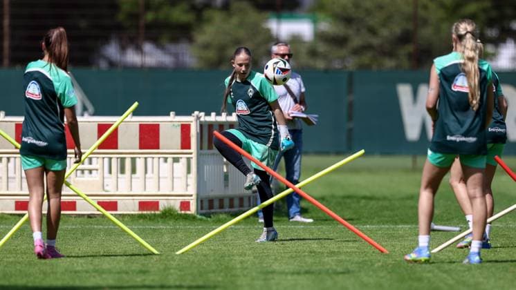 Sinem Özdemir Goalkeeper, Goalkeeper, SV Werder Bremen during a training exercise, Soccer Tennis, 19 07 2025, Bremen Germany , Soccer, Google Pixel Women Bundesliga, Training SV Werder Bremen xobx