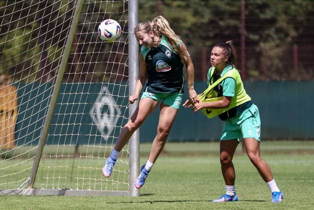 from left Kaylie Ronan SV Werder Bremen, 4 and Maja Sternad SV Werder Bremen, 11 during a training exercise, 19 07 2025, Bremen Germany , Soccer, Google Pixel Women Bundesliga, Training SV Werder Bremen xobx