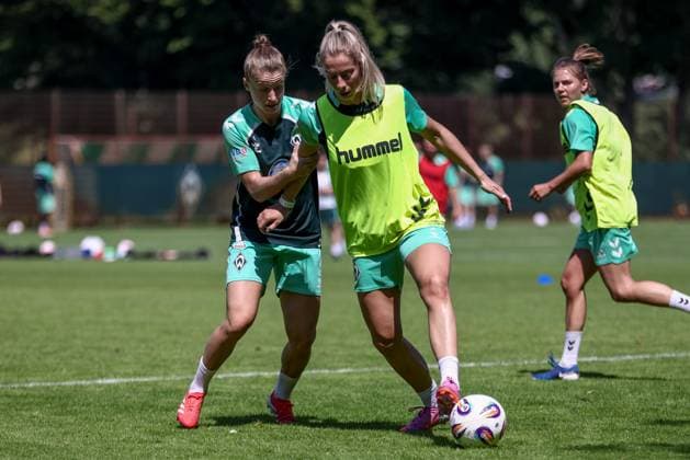 from left Michelle Ulbrich SV Werder Bremen, 5 and Sharon Beck SV Werder Bremen, 27 during a training exercise, 19 07 2025, Bremen Germany , Soccer, Google Pixel Women Bundesliga, Training SV Werder Bremen xobx