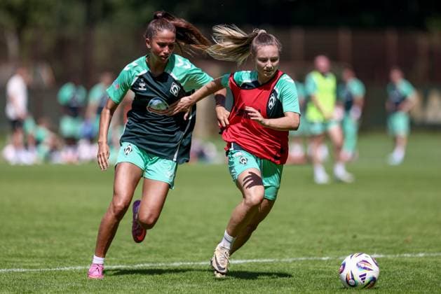 from left Amira Dahl SV Werder Bremen, 17 and Michelle Weiß SV Werder Bremen, 15 during a training exercise, 19 07 2025, Bremen Germany , Soccer, Google Pixel Women Bundesliga, Training SV Werder Bremen xobx
