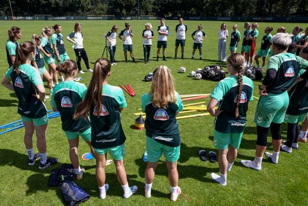 SV Werder Bremen players in a circle after training, team circle, meeting, discuss, 19 07 2025, Bremen Germany , Soccer, Google Pixel Women Bundesliga, Training SV Werder Bremen xobx