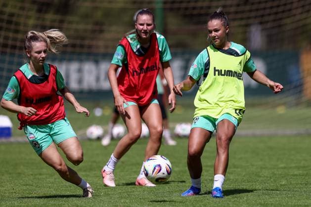from left Michelle Weiß SV Werder Bremen, 15 and Maja Sternad SV Werder Bremen, 11 during a training exercise, 19 07 2025, Bremen Germany , Soccer, Google Pixel Women Bundesliga, Training SV Werder Bremen xobx