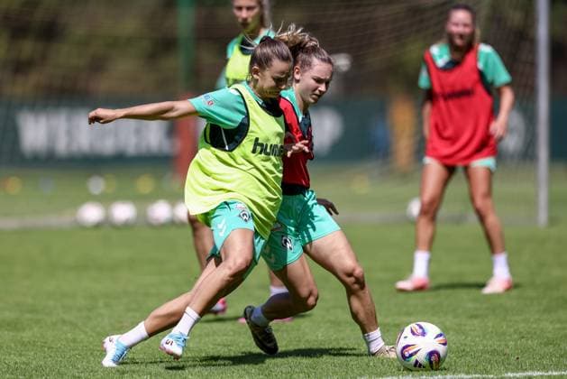from left Tuana Mahmoud SV Werder Bremen, 10 and Michelle Weiß SV Werder Bremen, 15 during a training exercise, 19 07 2025, Bremen Germany , Soccer, Google Pixel Women Bundesliga, Training SV Werder Bremen xobx