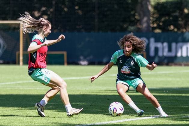 from left Michelle Weiß SV Werder Bremen, 15 and Amira Arfaoui SV Werder Bremen, 8 during a training exercise, 19 07 2025, Bremen Germany , Soccer, Google Pixel Women Bundesliga, Training SV Werder Bremen xobx