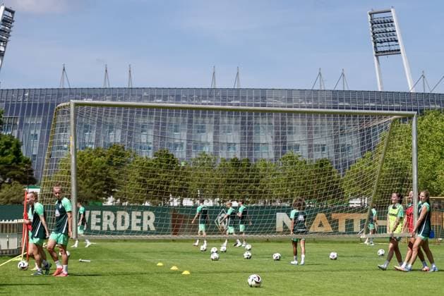 SV Werder Bremen players carry a training goal from the training ground, pitch, 19 07 2025, Bremen Germany , Soccer, Google Pixel Women Bundesliga, Training SV Werder Bremen xobx