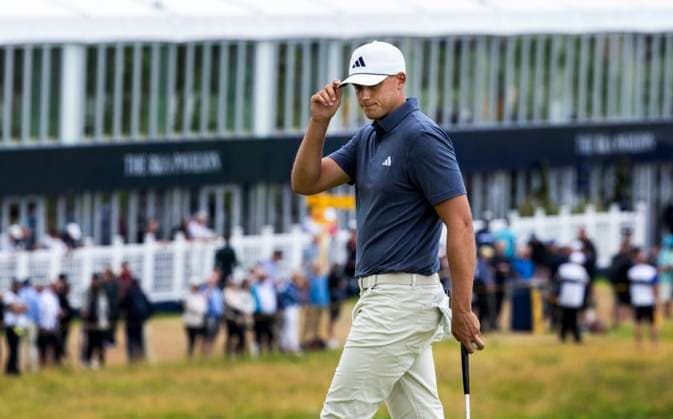 PORTRUSH, NORTHERN IRELAND 20250719 Ludvig Aberg, Sweden thanks the crowd after saving par on the first hole on the third day of The Open Golf at Royal Portrush Golf Club on Saturday Photo Christer Höglund TT Code 40750 PORTRUSH UK x40750x  Copyright: xChristerxHöglund TTx BRITISH OPEN GOLF 2025