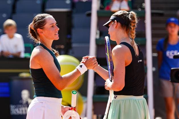 GER, Hamburg, xFSx, ATP250 Womens Tennis Tournament , MSC Hamburg Ladies Open 2025 , Semifinals ,18 07 2025 v l Kaja Juvan SLO congratulates Anna Bondar HUN on her victory Copyright: HMBxMedia FernandoxSoares