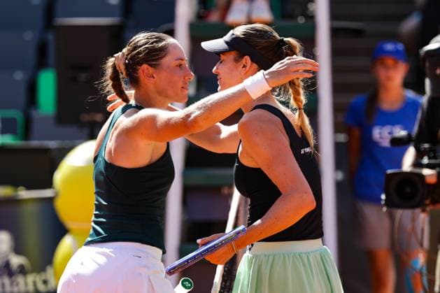 GER, Hamburg, xFSx, ATP250 Womens Tennis Tournament , MSC Hamburg Ladies Open 2025 , Semifinals ,18 07 2025 v l Kaja Juvan SLO congratulates Anna Bondar HUN on her victory hugging each other Copyright: HMBxMedia FernandoxSoares