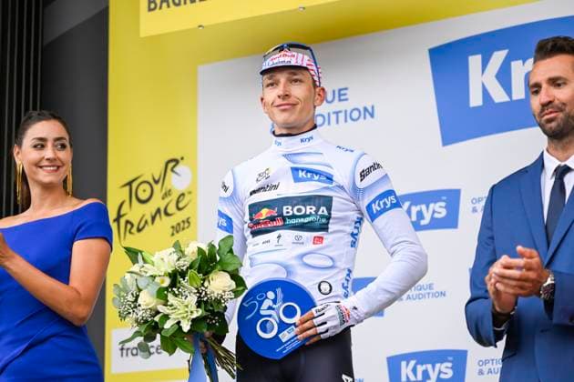 Tour de France 2025 Stage 14 LUCHON SUPERBAGNERES, FRANCE - JULY 19 : Lipowitz Florian (GER) of Red Bull BORA - Hansgrohe on the podium with the white jersey during stage 14 of the 112th edition of Tour de France an UCI World Tour 2.UWT cycling road race stage for Men Elite of 183 km with start in Pau and finish in Luchon Superbagneres on July 19, 2025 in Luchon Superbagneres, France, 19 07 2025 ( Motordriver Kenny Verfaillie - Luchon Superbagneres France  Copyright: xJanxDexMeuleneirx