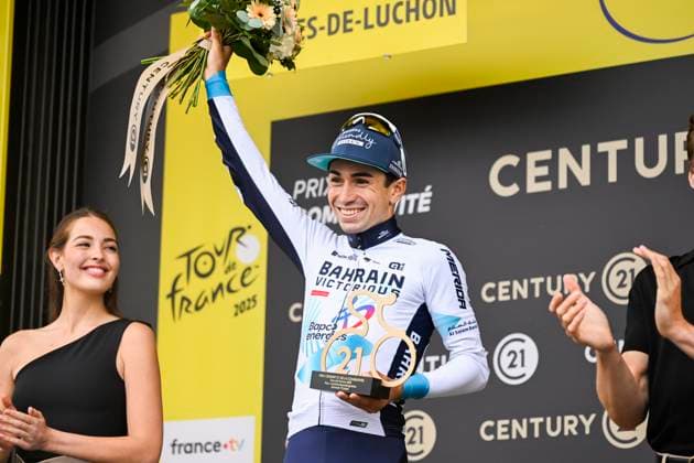 Tour de France 2025 Stage 14 LUCHON SUPERBAGNERES, FRANCE - JULY 19 : Martinez Lenny (FRA) of Bahrain - Victorious on the podium during stage 14 of the 112th edition of Tour de France an UCI World Tour 2.UWT cycling road race stage for Men Elite of 183 km with start in Pau and finish in Luchon Superbagneres on July 19, 2025 in Luchon Superbagneres, France, 19 07 2025 ( Motordriver Kenny Verfaillie - Luchon Superbagneres France  Copyright: xJanxDexMeuleneirx