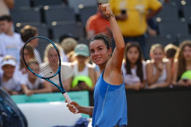 GER, Hamburg, xFSx, ATP250 Womens Tennis Tournament , MSC Hamburg Ladies Open 2025 , Semifinals ,19 07 2025 v l Lois Boisson FRA thanks the fans after her victory against Dayana Yastremska UKR , Winners fist, cheering Copyright: HMBxMedia FernandoxSoares