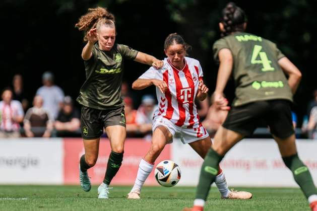 Test match 1 FC Köln OH Leuven 19 07 2025 Laura Feiersinger 1 FC Köln, 27 on the ball during the test match 1 FC Köln OH Leuven Cologne, Geißbockheim Cologne on 19 07 2025 Copyright: xBEAUTIFULxSPORTS Freisenx