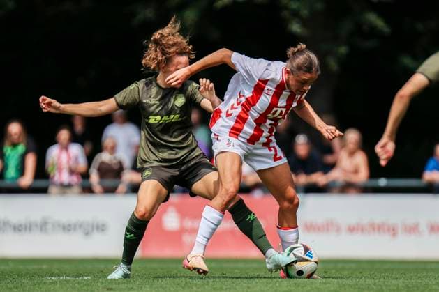 Test match 1 FC Köln OH Leuven 19 07 2025 Laura Feiersinger 1 FC Köln, 27 on the ball during the test match 1 FC Köln OH Leuven Cologne, Geißbockheim Cologne on 19 07 2025 Copyright: xBEAUTIFULxSPORTS Freisenx