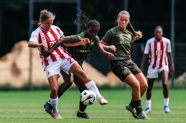 Test match 1 FC Köln OH Leuven 19 07 2025 Laura Feiersinger 1 FC Köln, 27 in a duel during the test match 1 FC Köln OH Leuven Cologne, Geißbockheim on 19 07 2025 Copyright: xBEAUTIFULxSPORTS Freisenx