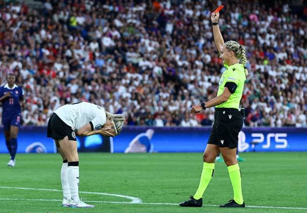 Sport Bilder des Tages KathrinHendrich of Germany Women receives a red card and is sent off France Women v Germany Women, UEFA European Women s Championship, Quarter Final, Football, St. Jakob Park, Basel, Switzerland - 19 Jul 2025Basel St. Jakob Park Switzerland EDITORIAL USE ONLY No use with unauthorised audio, video, data, fixture lists, club league logos or live services. Online in-match use limited to 120 images, no video emulation. No use in betting, games or single club league player publications.  Copyright: xMichaelxZemanek Shutterstockx 15403243ag