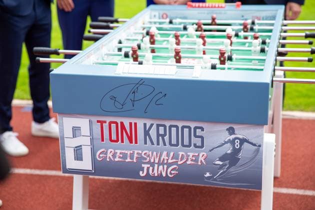 Autograph by Toni Kroos on the unique foosball table that will be auctioned off for a good cause GER, award ceremony, Order of Merit, Toni Kroos, foundation, honor, Greifswald, Mecklenburg-Vorpommern