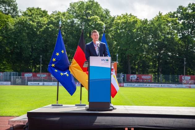 Toni Kroos with the Order of Merit of the State of Mecklenburg-Vorpommern GER, award, Order of Merit, Toni Kroos, foundation, honor, Greifswald, Mecklenburg-Vorpommern