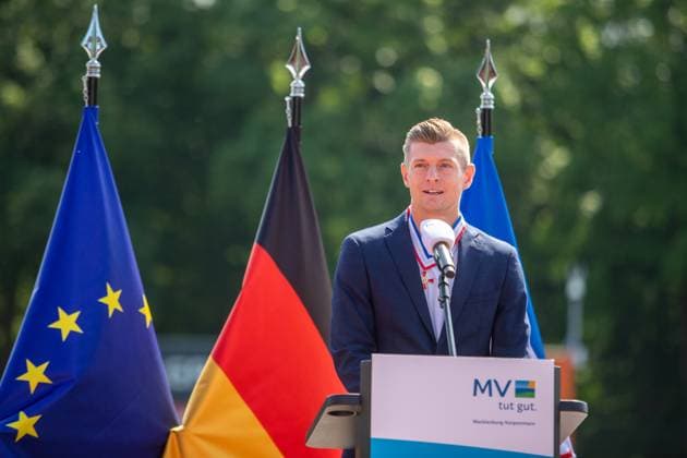 Toni Kroos with the Order of Merit of the State of Mecklenburg-Vorpommern GER, award, Order of Merit, Toni Kroos, foundation, honor, Greifswald, Mecklenburg-Vorpommern