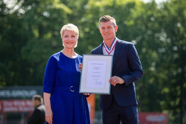 Minister President Manuela Schwesig li and Toni Kroos with the Order of Merit of the State of Mecklenburg-Vorpommern GER, award, Order of Merit, Toni Kroos, foundation, honor, Greifswald, Mecklenburg-Vorpommern