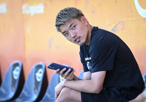Soccer 1 Bundesliga 2025 2026 Test match 18 07 2025 SCR Altach SC Freiburg Ritsu Doan SC Freiburg with cell phone