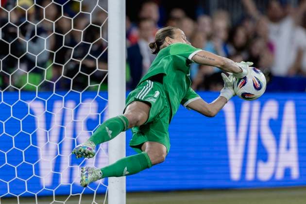 Basel, Switzerland, July 19st 2025: Goalkeeper Ann-Katrin Berger (1 GER) holds the penalty kick during the UEFA Womens EURO 2025 Quarter-Final match between France and Germany at St. Jakob-Park in Basel, Switzerland. Philipp Kresnik (Philipp Kresnik SheKicks SPP) Copyright: xPhilippxKresnikx xSheKicksx xSPPx spp-en-PhKrSh-0J8A7557-Verbessert-RR